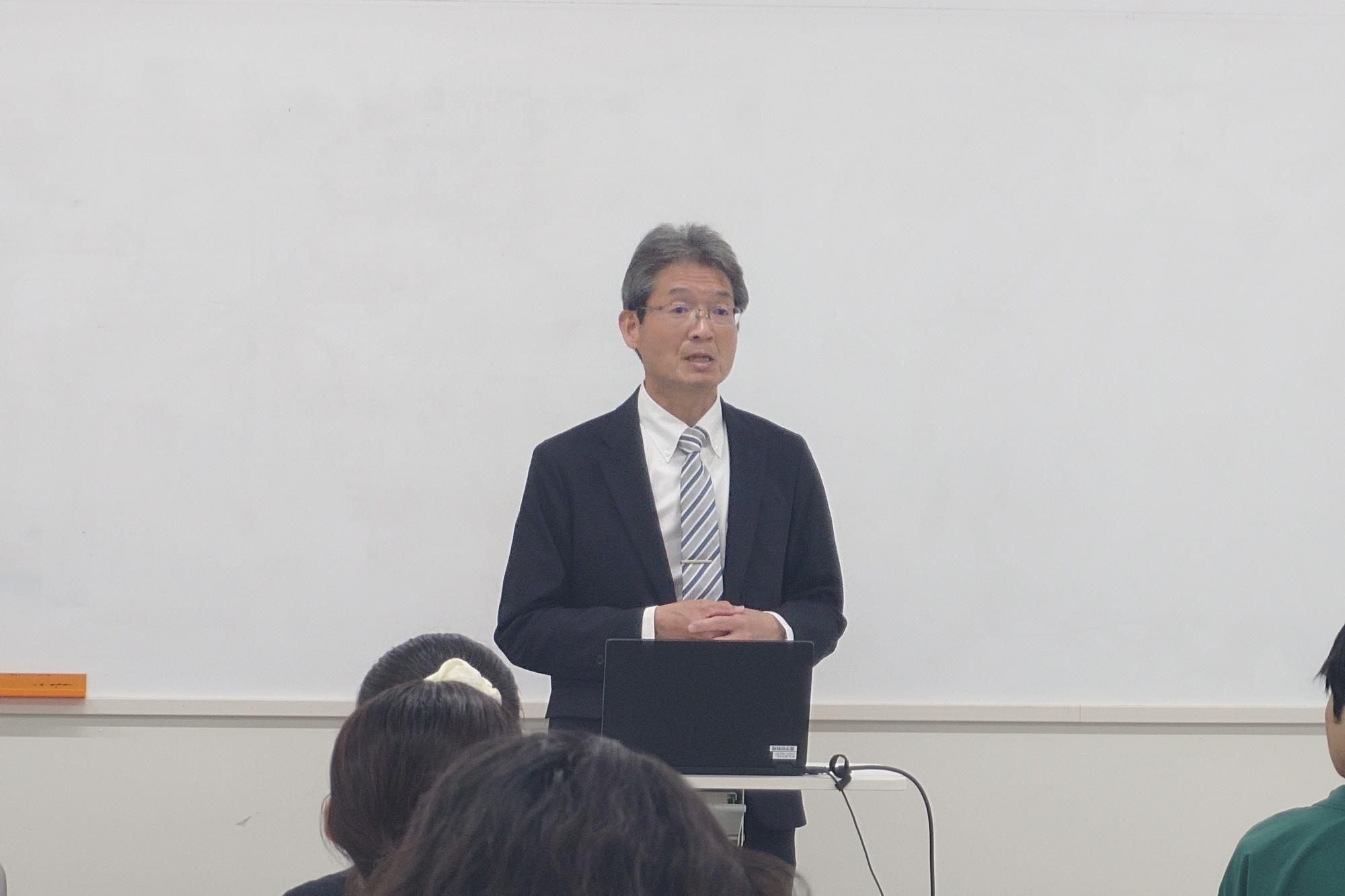 R7.4.21教員免許取得希望者説明会写真1_奥平校長先生.jpg