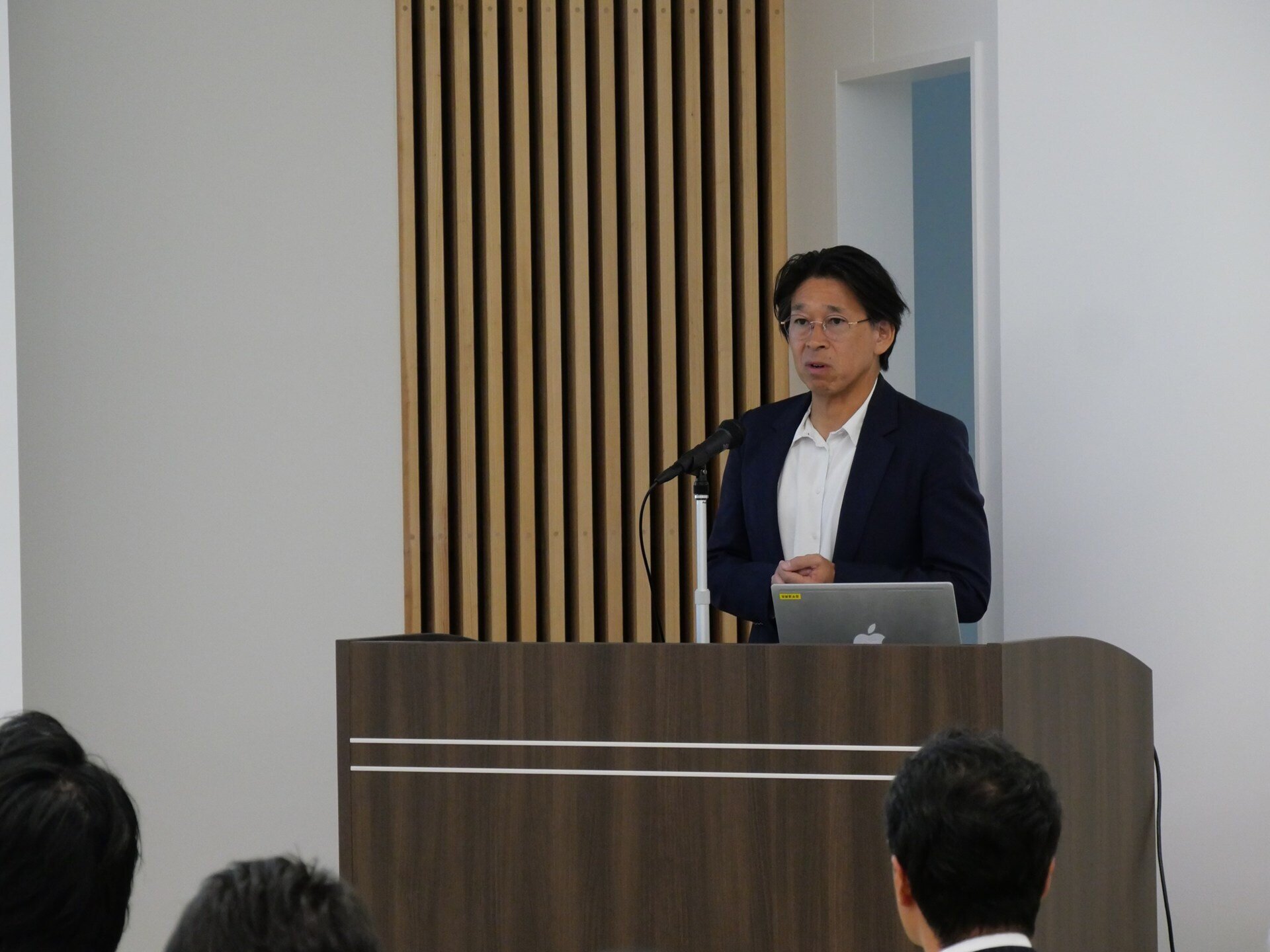 講演を行う江幡KDDI経営戦略本部副本部長