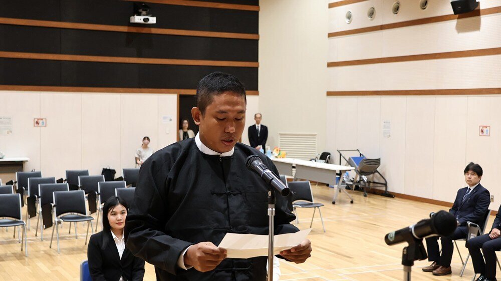 新入生代表して挨拶をするKaung Htet Ooさん