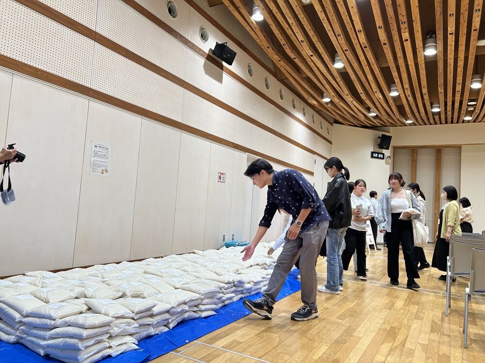 たくさんの新米が並ぶ会場 