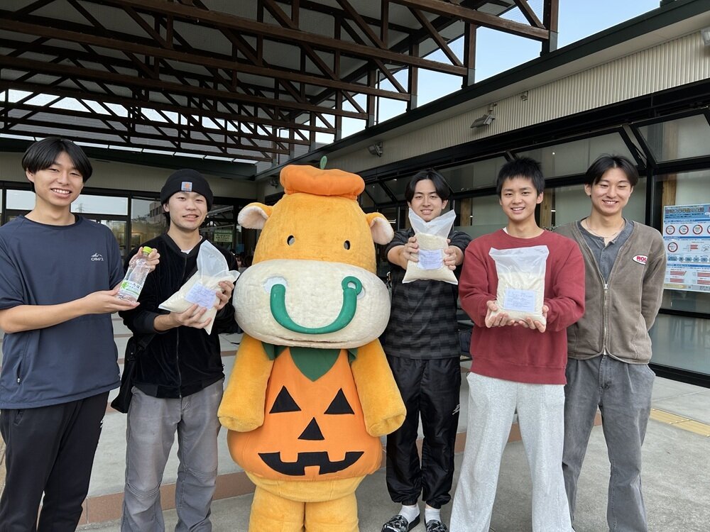 もうくんと一緒に記念撮影