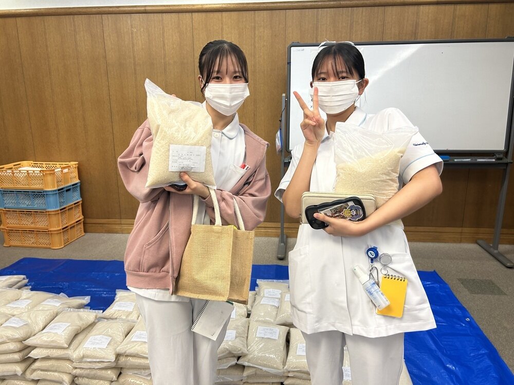 新米を受け取った学生達 