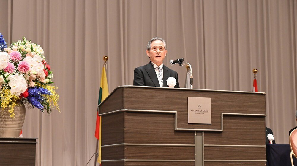 告辞を述べる鮫島浩学長