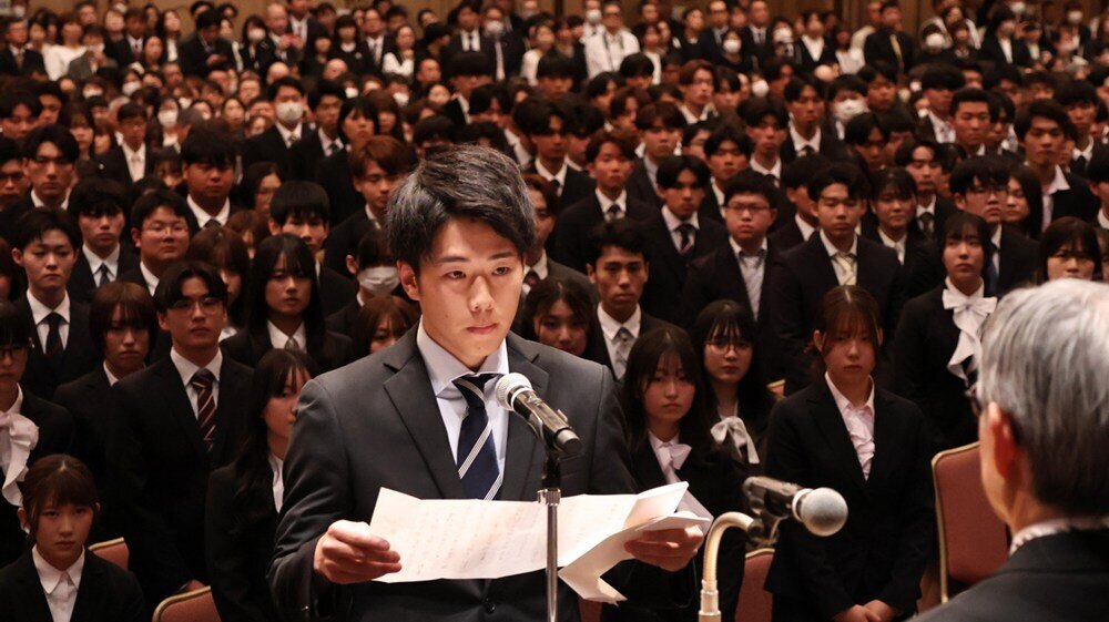 学部新入生代表挨拶をする松葉夏輝さん