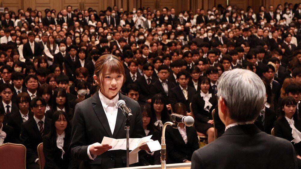 大学院新入生代表挨拶をする水尻茉奈花さん