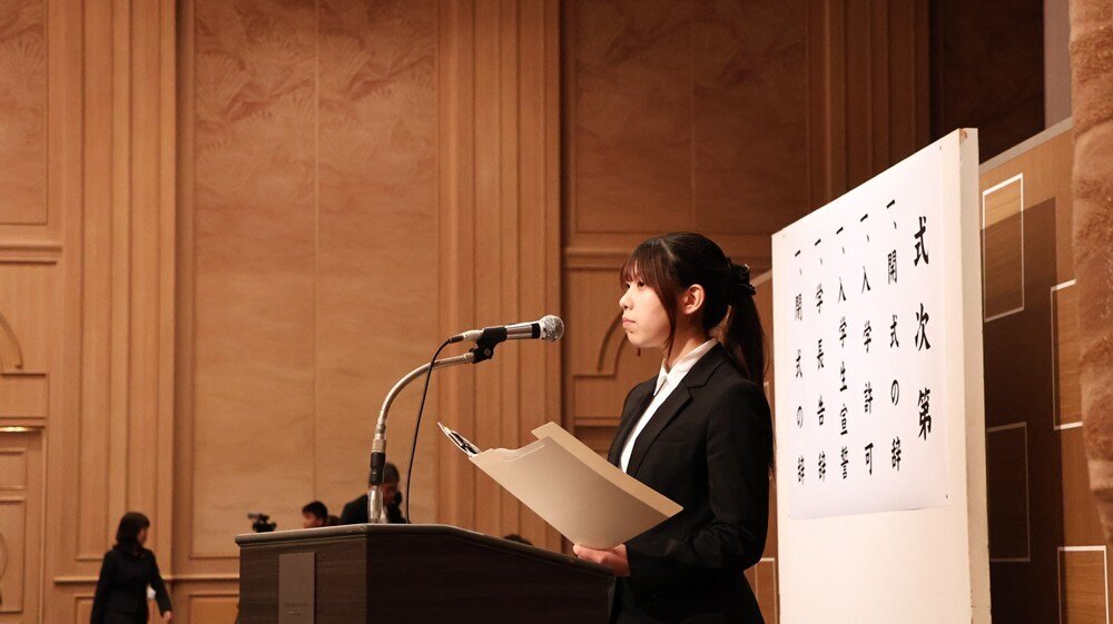 大学院新入生代表挨拶をする水尻茉奈花さん