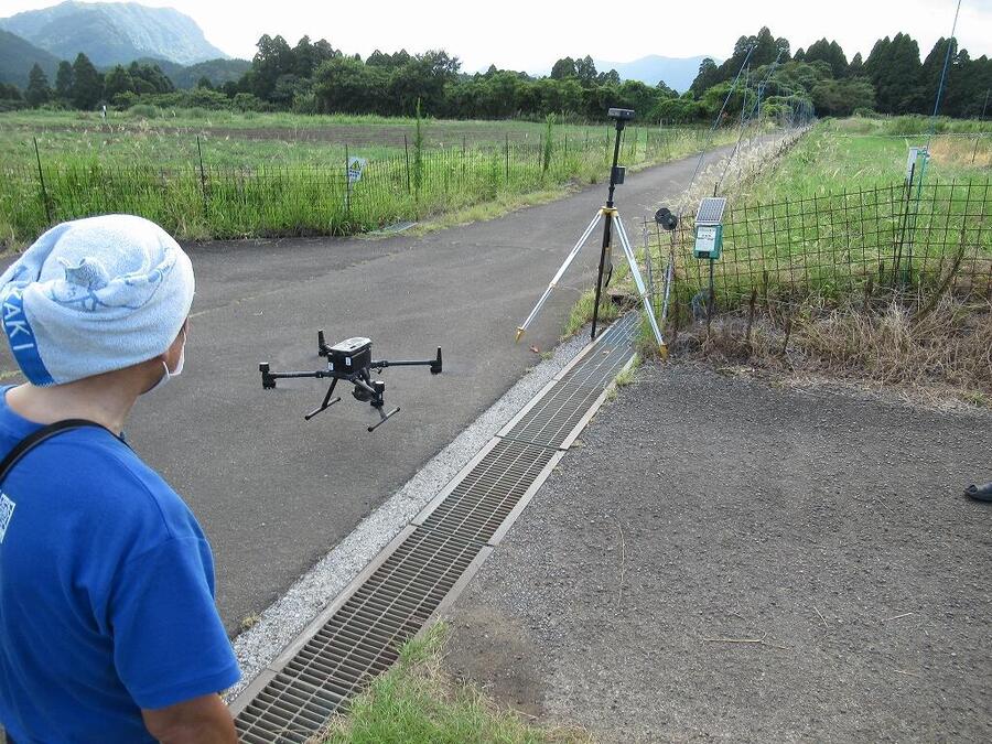 ⑪レーザー搭載UAV１（篠原先生）.jpg