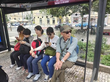 路面電車を待つ学生・教員.jpg