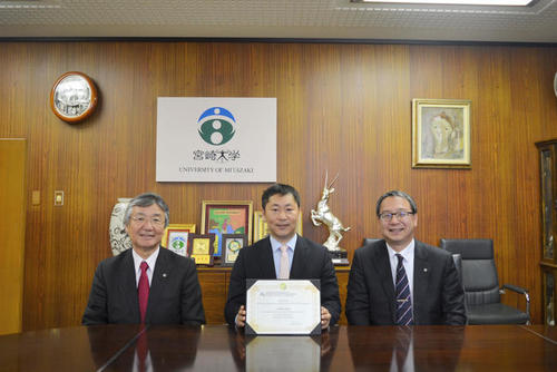 左から、池ノ上学長、野添准教授、藤井教育学部長