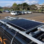 電気自動車に適した次世代太陽電池を開発しています。太陽電池から発電する電気エネルギーだけで運転することができたら、最もクリーンでエコな乗り物です！）