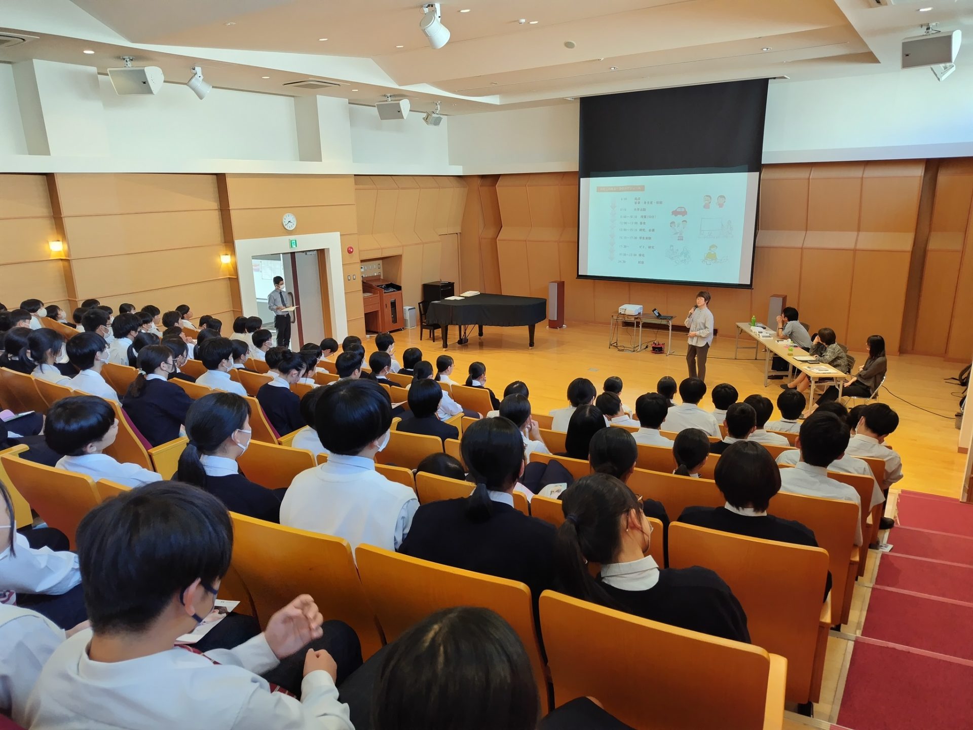 日南学園にて中学1年生から高校1年生を対象に講演を行いました