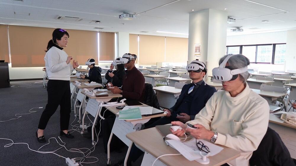 講義に参加している県内大学教員の様子