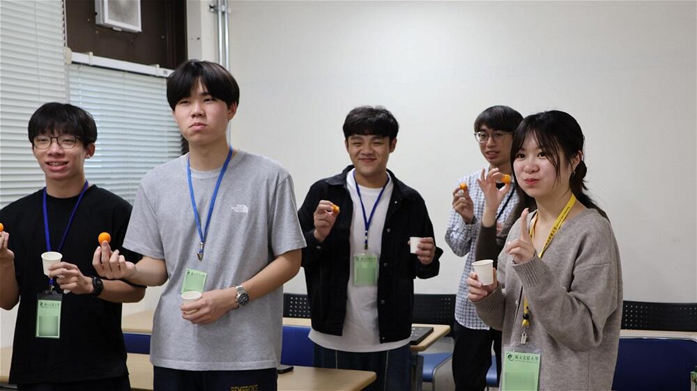 △山崎研究室で宮崎の金柑を試食