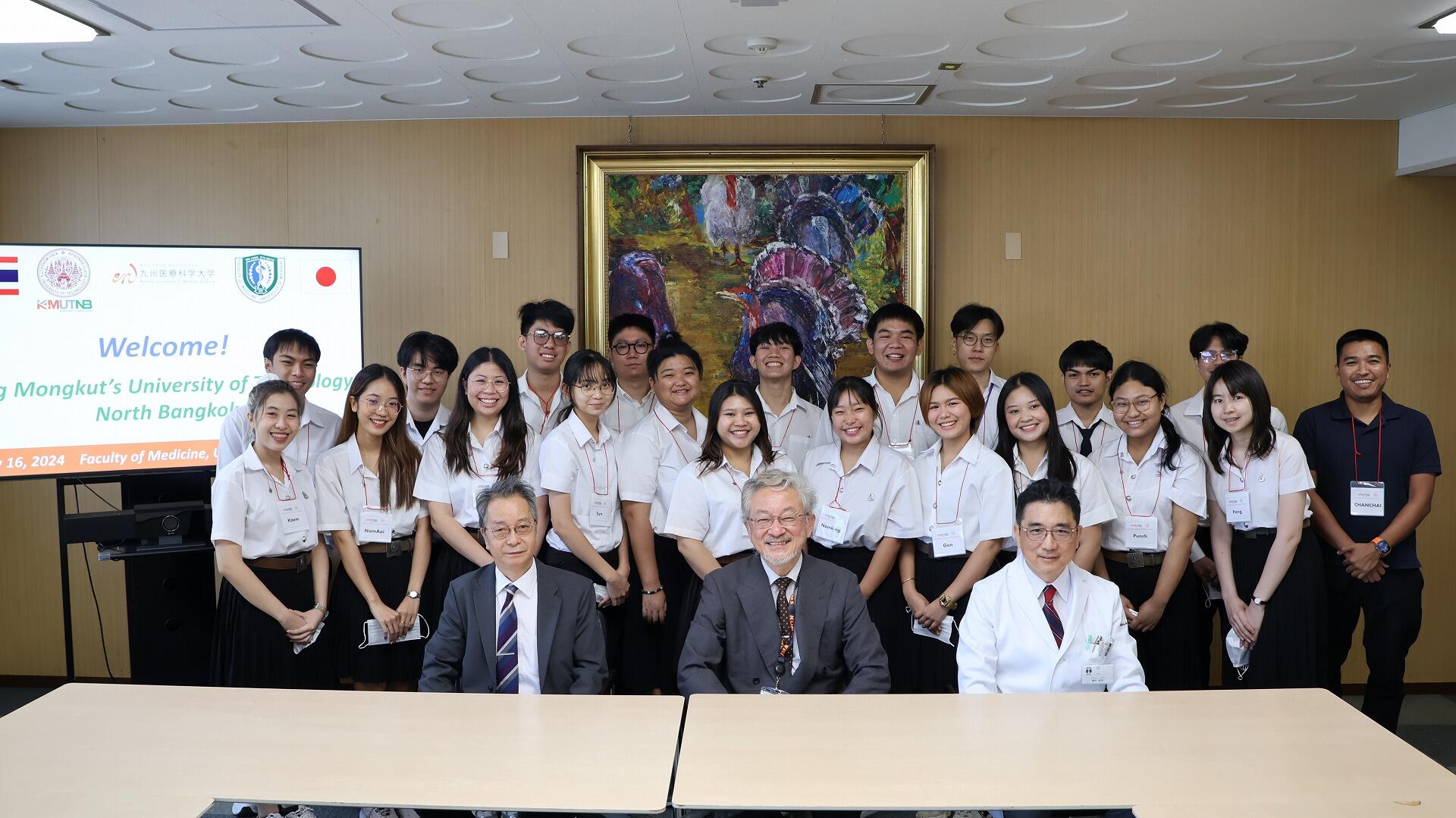 前列左から：菱川宮崎大学医学部長、竹澤九州医療科学大学教授、鶴田宮崎大学医学部教授