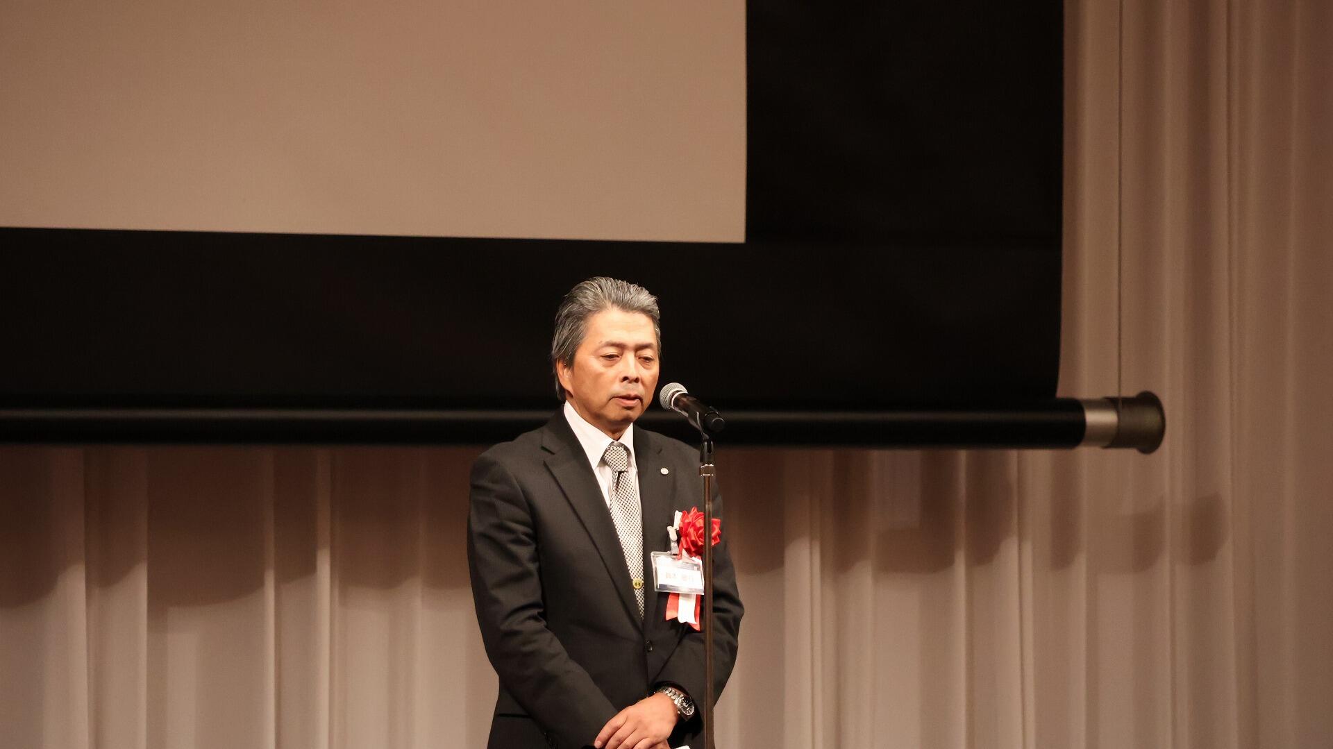 賀本敏行病院長
