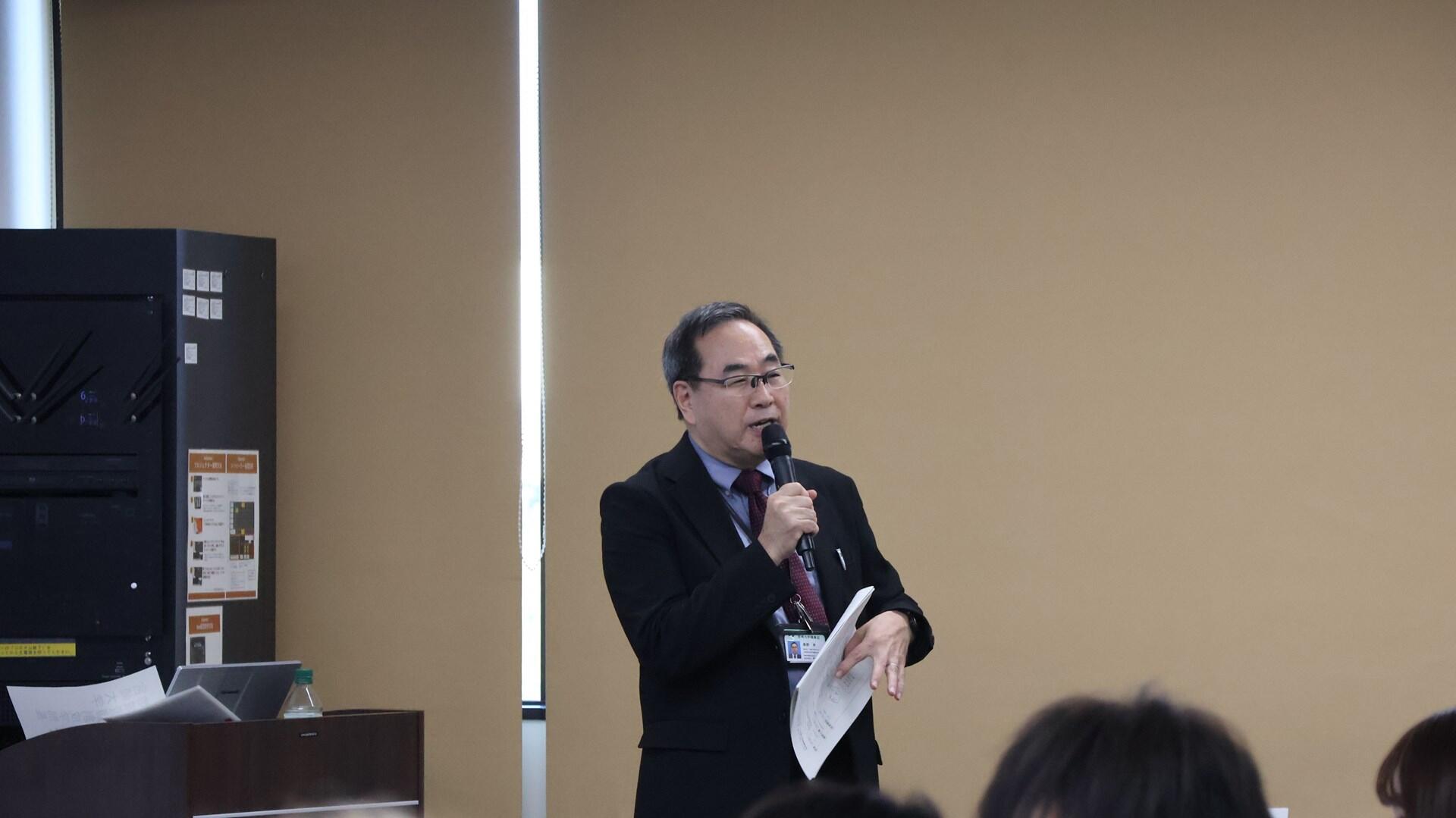 司会を務める桑野教授