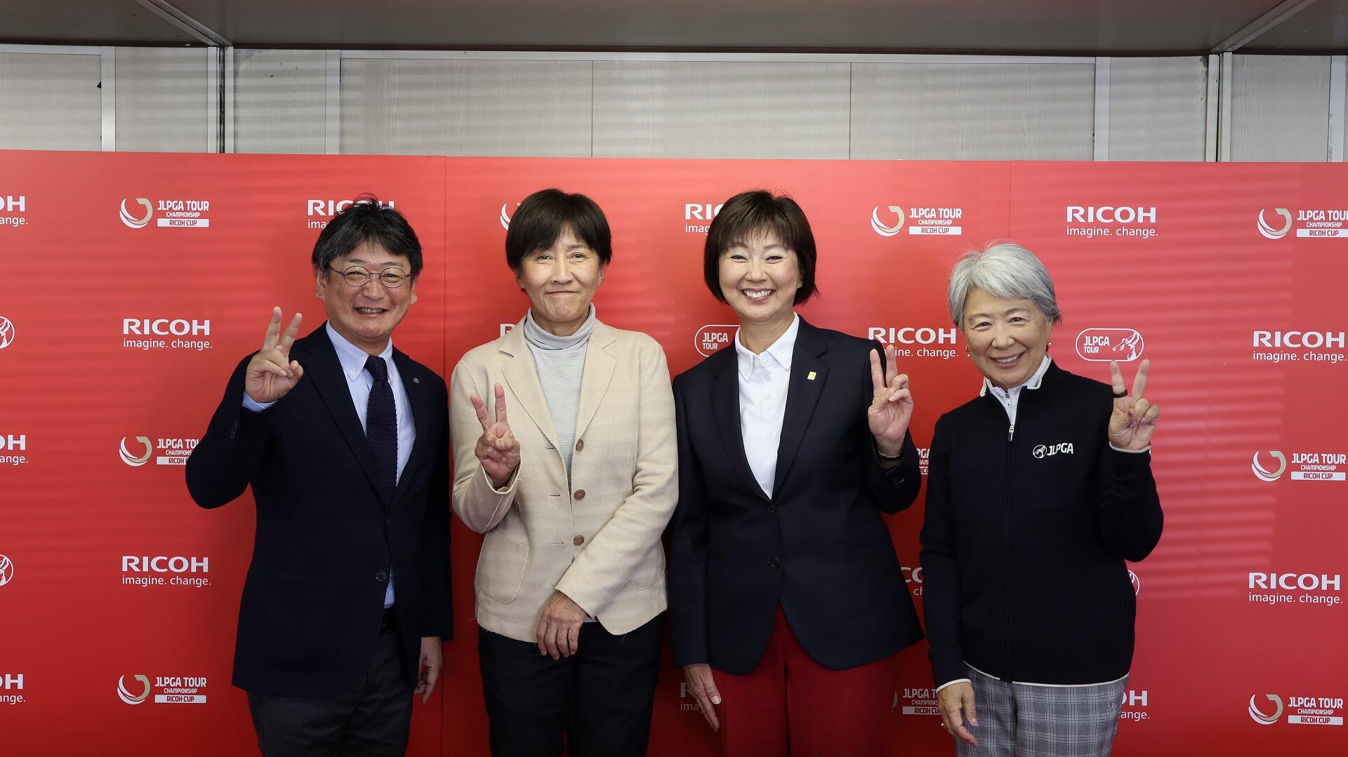 左から：明石理事、中野晶セッティングディレクター、小林浩美会長、小田美岐副会長