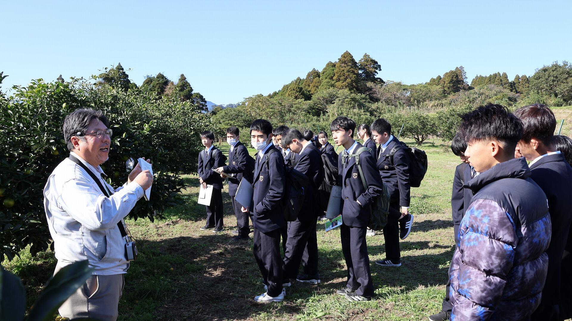 農場の説明をする農学部松尾講師