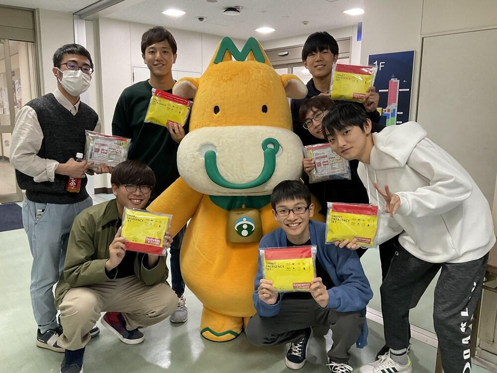 もうくんと一緒に記念撮影