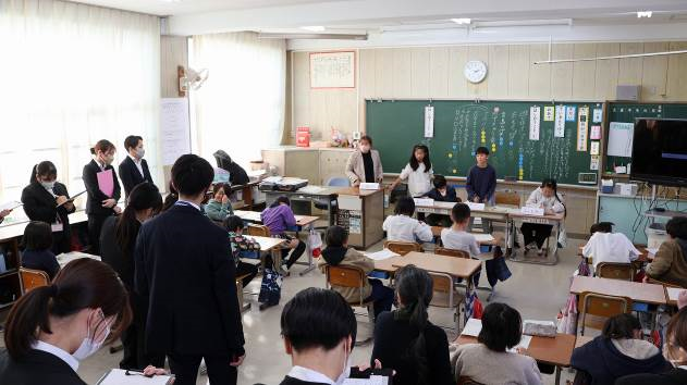青島小学校で大学生が授業参観1