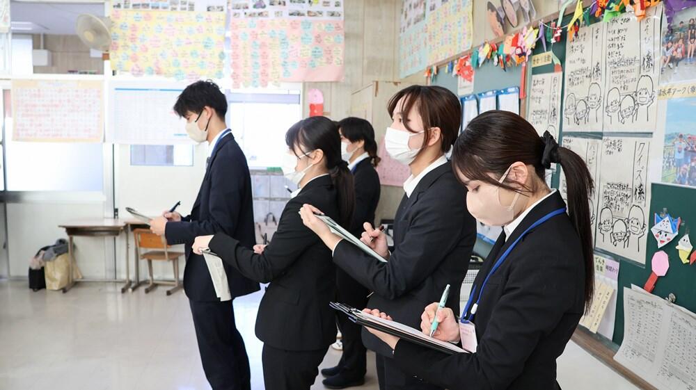 青島小学校で大学生が授業参観2