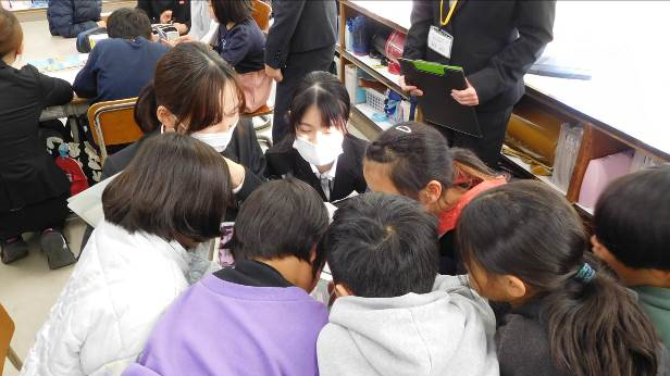 青島小学校で大学生が授業参観3