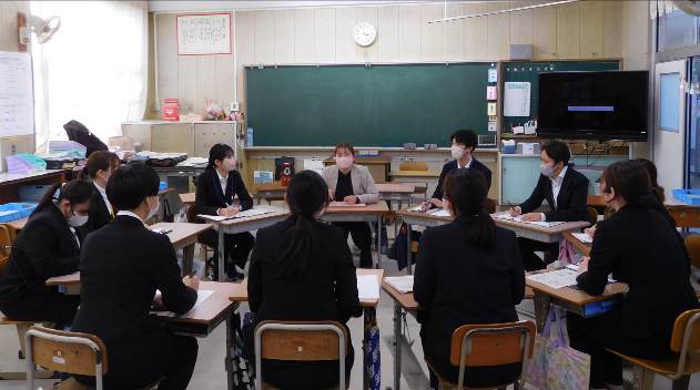 青島小学校で大学生が授業参観4