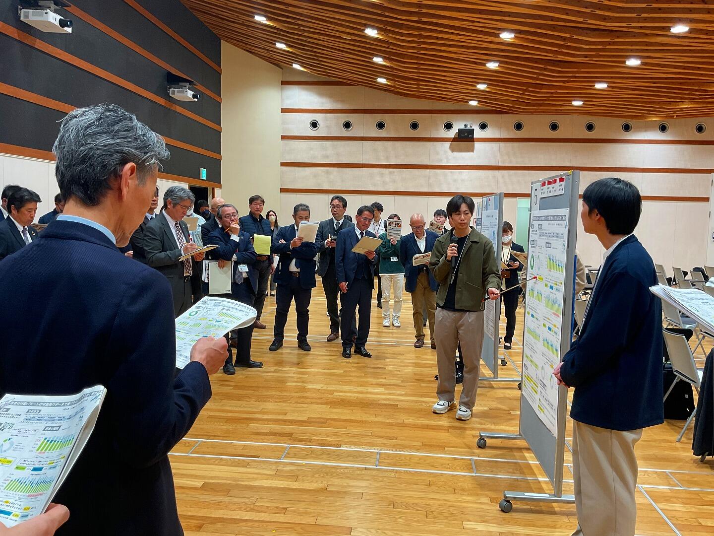 ポスター発表を行う学生  