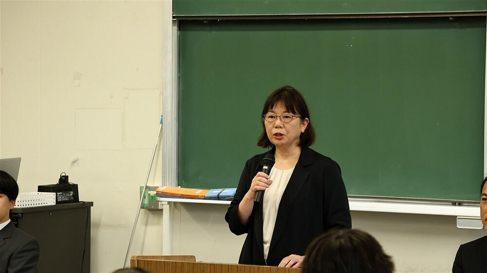 挨拶をする戸ヶ﨑泰子学部長