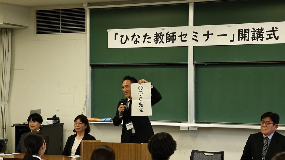 挨拶をする田中教育次長