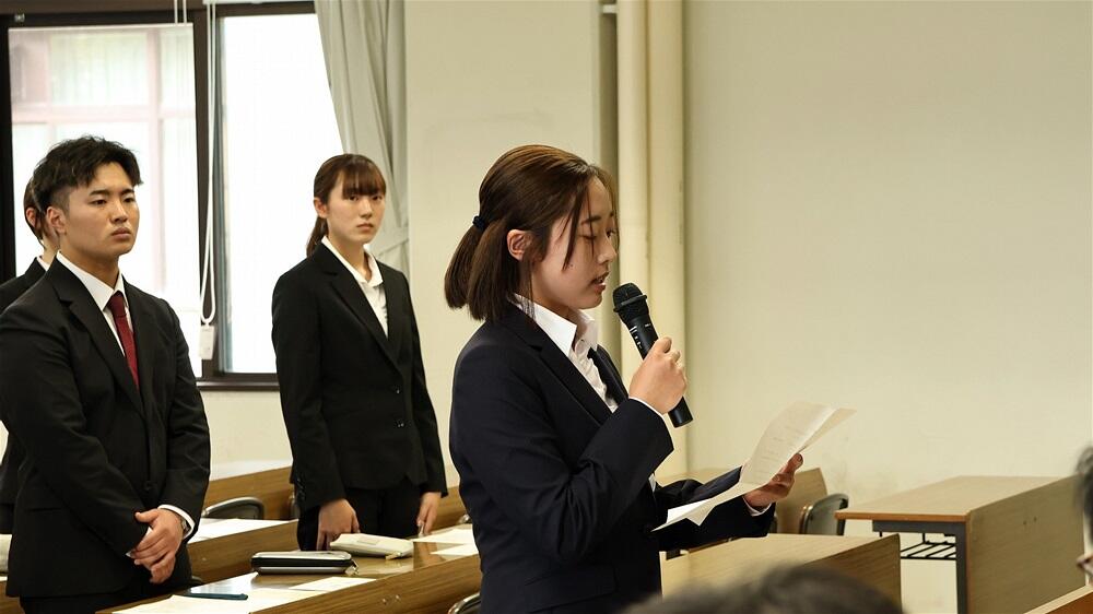 学生を代表して挨拶をする松本さん