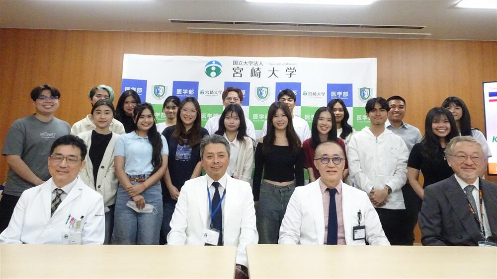 前列左から：鶴田宮崎大学医学部教授、賀本宮崎大学附属病院長、盛武宮崎大学医学部長、竹澤九州医療科学大学教授