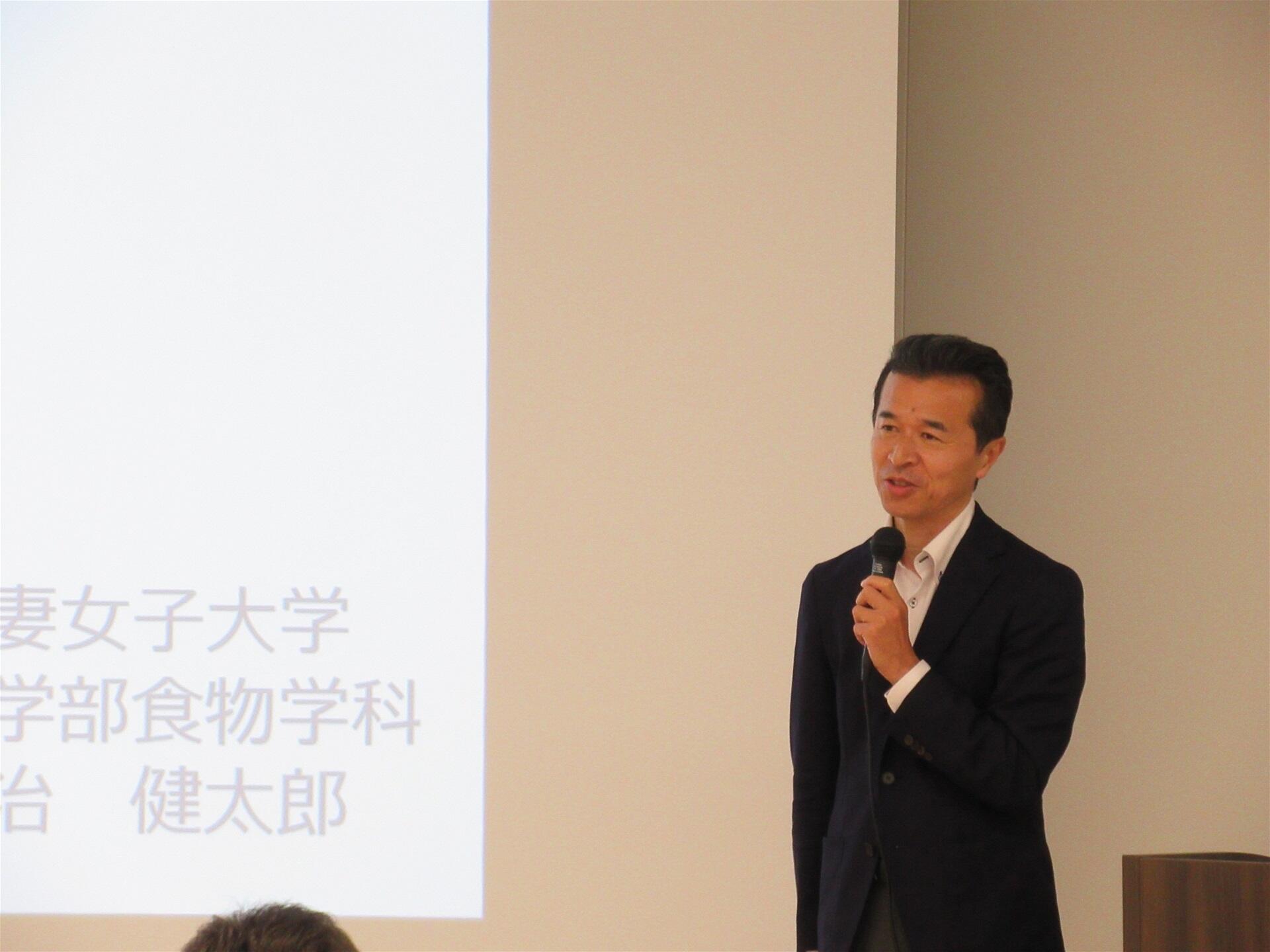 講演される小治大妻女子大学教授