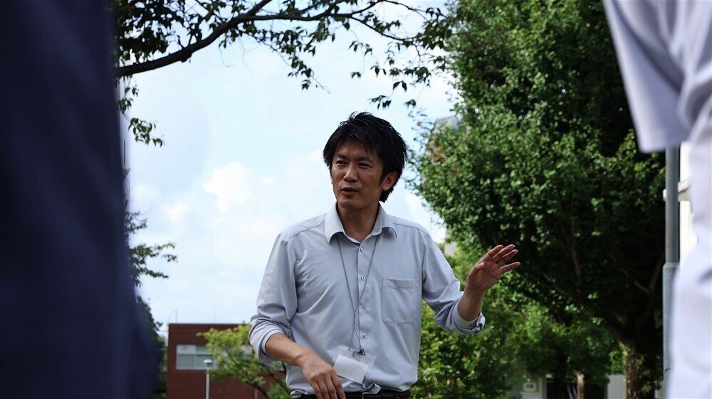 施設案内をする西岡GX研究センター長