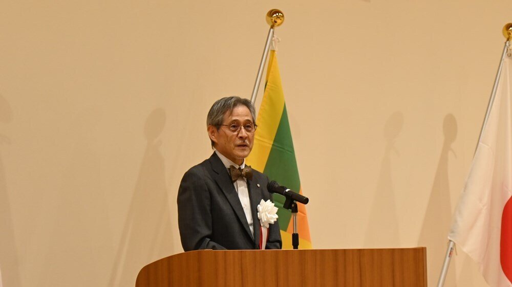 告辞を述べる鮫島学長