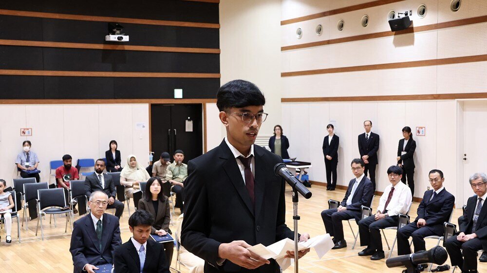 修士課程を代表して挨拶をするRizky Almarendra Wirawan Putraさん（工学研究科工学専攻）