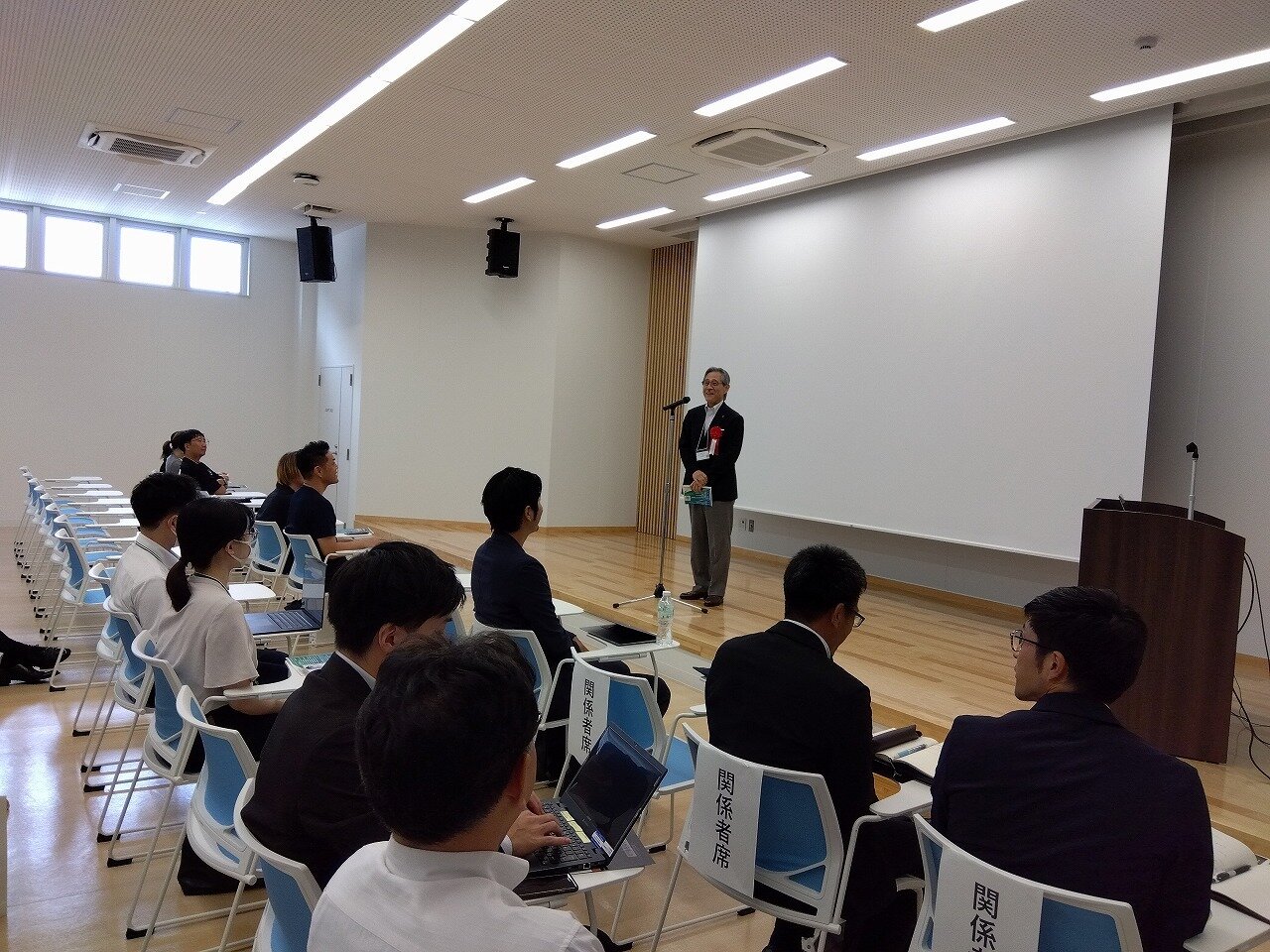 挨拶する鮫島会長