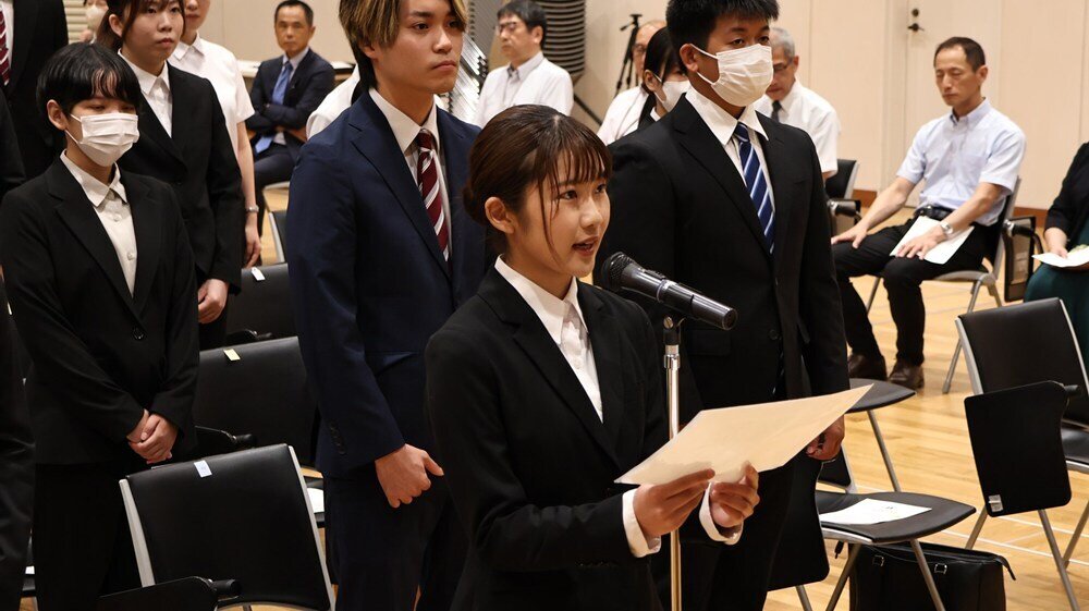 代表謝辞を述べる水尻　茉奈花さん（教育学部4年）