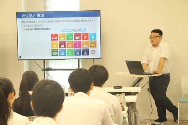 高校生に講義をする宮崎大学教育学部の藤本明弘講師