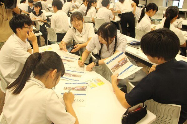 グループワークをする高校生