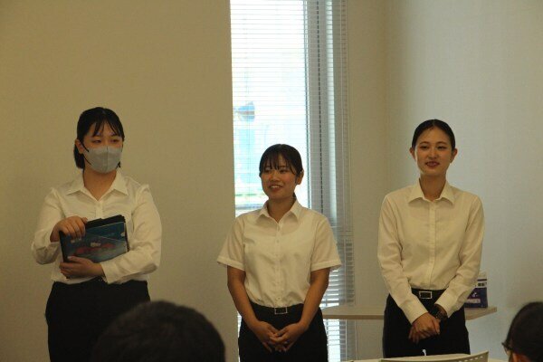 高校生にエールを送る大学生