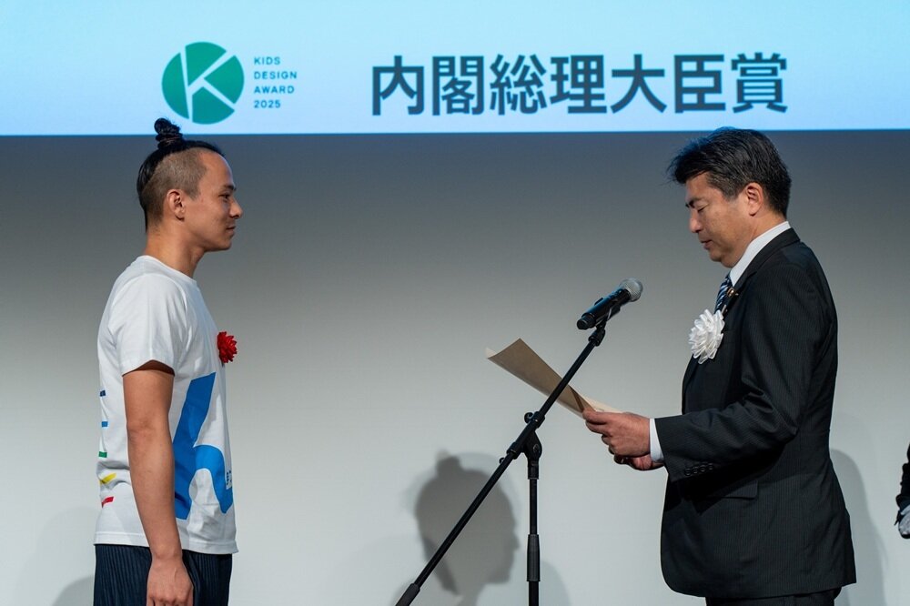 賞状を授与される豊福さん