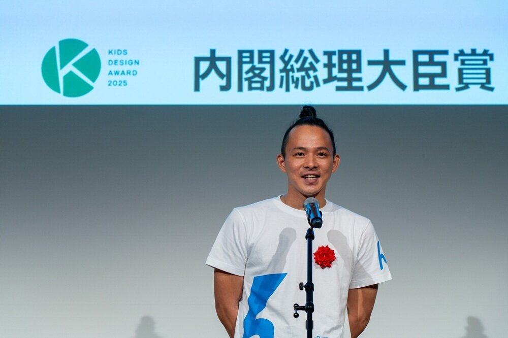 賞状を授与される豊福さん