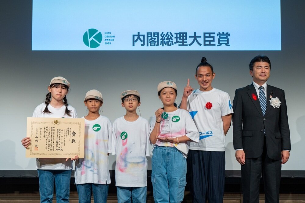 左から、プロジェクトメンバー（小学6年生）4名、豊福さん、経済産業省 古賀 友一郎 副大臣