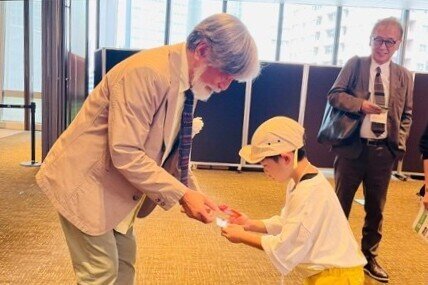 受賞者交流会の様子。名刺交換をするプロジェクトメンバーの子どもたち