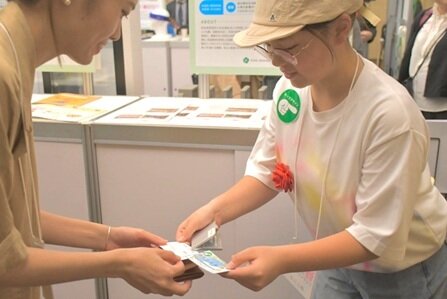 受賞者交流会の様子。名刺交換をするプロジェクトメンバーの子どもたち