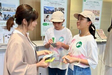 受賞者交流会の様子。名刺交換をするプロジェクトメンバーの子どもたち