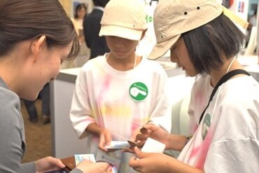 受賞者交流会の様子。名刺交換をするプロジェクトメンバーの子どもたち