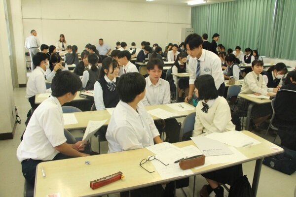 ワークショップをする高校生