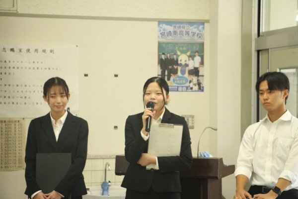 教師を目指すきっかけなどを高校生に語る学生